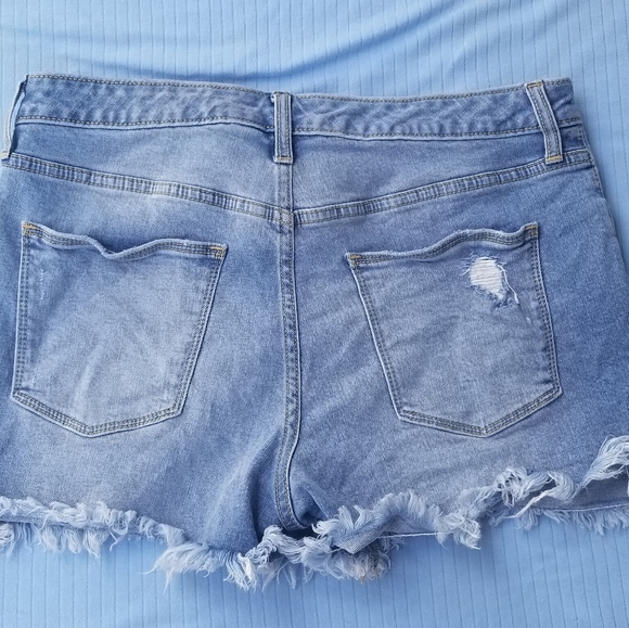 Universal Threads - Picture 2 of 3